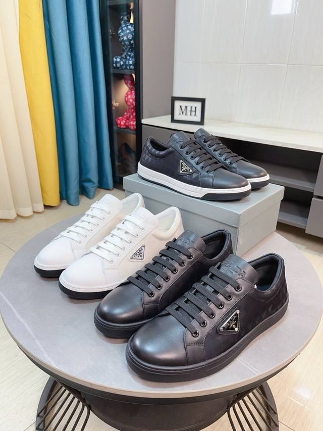 出厂价 高品质新款prada 普拉达 专柜同步上市， 新款男鞋、进口牛皮内里。高端气垫开模防滑橡胶大底，精美线条、简约大气，上脚舒服上挡次、休闲旅游。码数:38