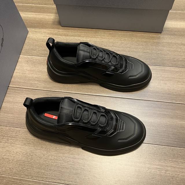 出厂价 Prada 普拉达 -高端品质 原单 -原版丝绸小牛皮-品牌帆布布匹 塑胶logo标识 -垫脚 顶级牛皮， -原版tpu橡胶发泡 双色成型大底 -超高品