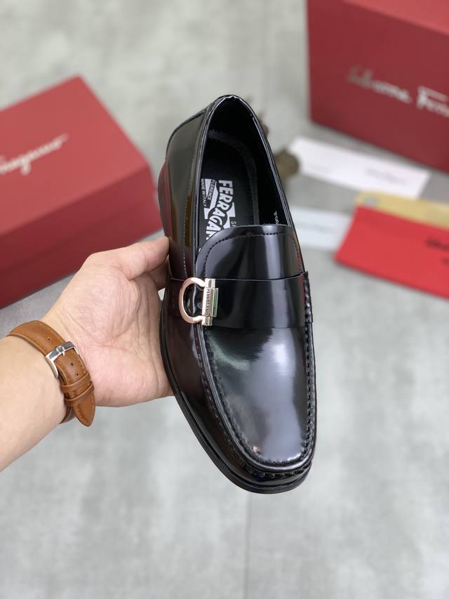 工厂价 实价 水染牛里 Salvatore Ferragamo 菲拉格慕 男士最新款休闲商务皮鞋！专柜同步上市！面料采用专用进口原版小牛皮，内里采用进口水染牛皮