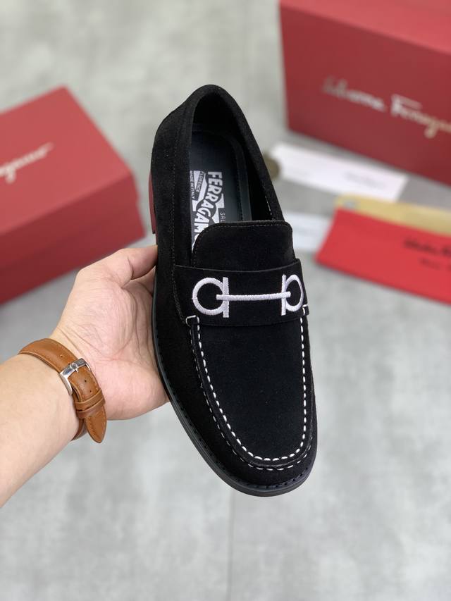 工厂价 实价 水染牛里 Salvatore Ferragamo 菲拉格慕 男士最新款休闲商务皮鞋！专柜同步上市！面料采用专用进口原版小牛皮，内里采用进口水染牛皮