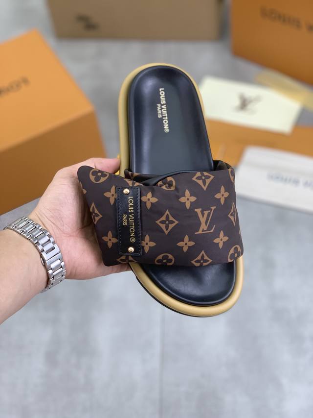 工厂价 实价 原单品质 Louis Vuitton 官网爆款路易威登 Lv情侣款拖鞋 专柜同步发售 ！意大利进口原版鸵鸟纹皮面 原厂特供原版底 码数：35-44