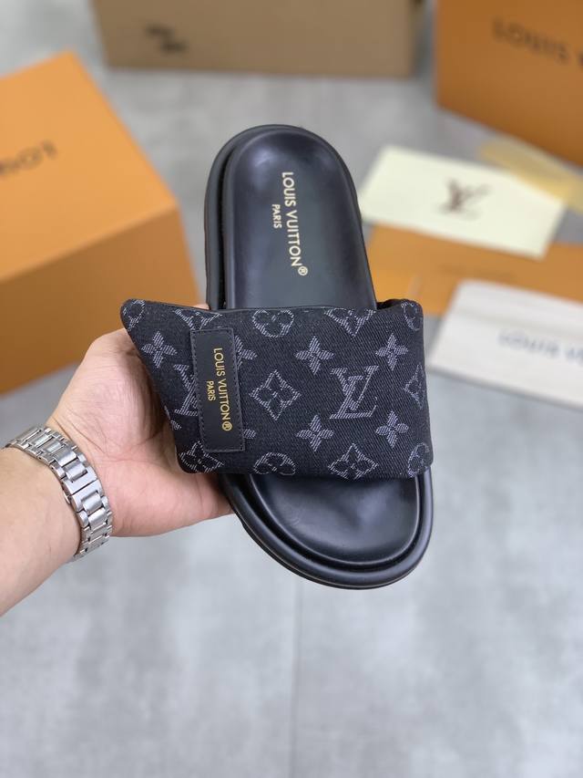 工厂价 实价 原单品质 Louis Vuitton 官网爆款路易威登 Lv情侣款拖鞋 专柜同步发售 ！意大利进口原版鸵鸟纹皮面 原厂特供原版底 码数：35-44