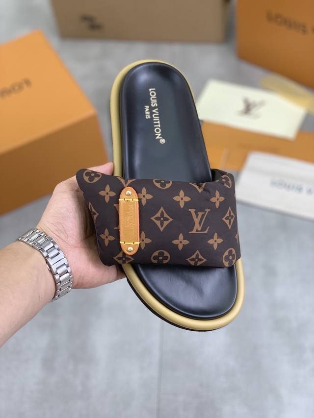 工厂价 实价 原单品质 Louis Vuitton 官网爆款路易威登 Lv情侣款拖鞋 专柜同步发售 ！意大利进口原版鸵鸟纹皮面 原厂特供原版底 码数：35-44