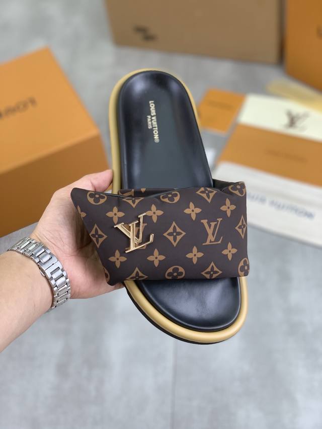 工厂价 实价 原单品质 Louis Vuitton 官网爆款路易威登 Lv情侣款拖鞋 专柜同步发售 ！意大利进口原版鸵鸟纹皮面 原厂特供原版底 码数：35-44