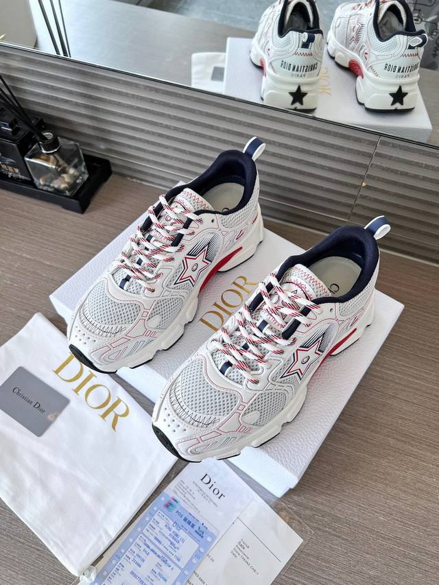 Dior迪奥 码数：女35-41男39-45 女40.41男45订做 这款 Dior Chrono 运动鞋是二零二四秋季新品，以 Dior 的高订风格重新演