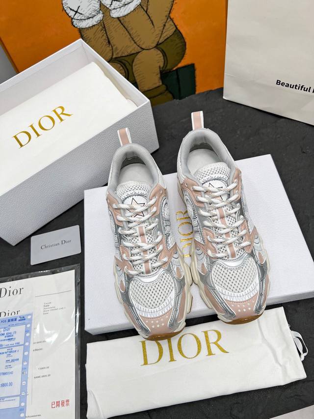 Dior迪奥 码数：女35-41男39-45 女40.41男45订做 这款 Dior Chrono 运动鞋是二零二四秋季新品，以 Dior 的高订风格重新演