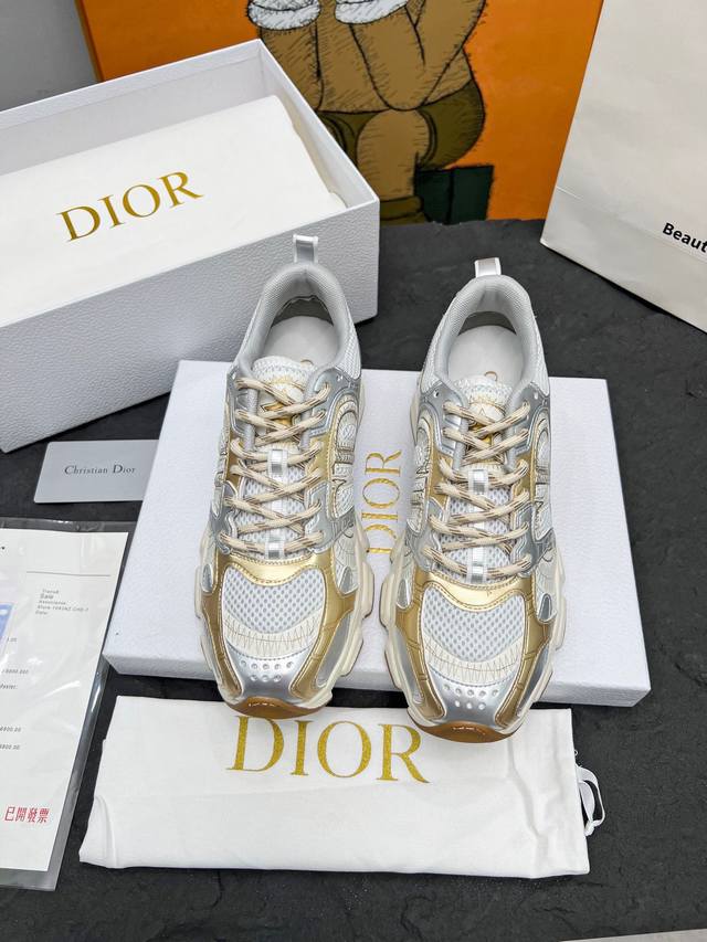 Dior迪奥 码数：女35-41男39-45 女40.41男45订做 这款 Dior Chrono 运动鞋是二零二四秋季新品，以 Dior 的高订风格重新演