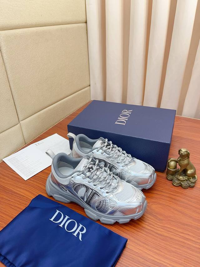 实价 Dior Chrono 运动鞋是二零二四秋季成衣系列新品，以 Dior 的高订风格重新演绎跑步鞋。采用米色网眼织物搭配金色调和银色调层压皮革效果镶片精制而