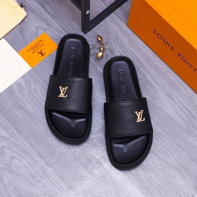 商品商标：Louis Vuitton 路易威登 拖鞋 正码码数 38-45 商品材料：精选牛皮鞋面 羊皮内里 原版大底