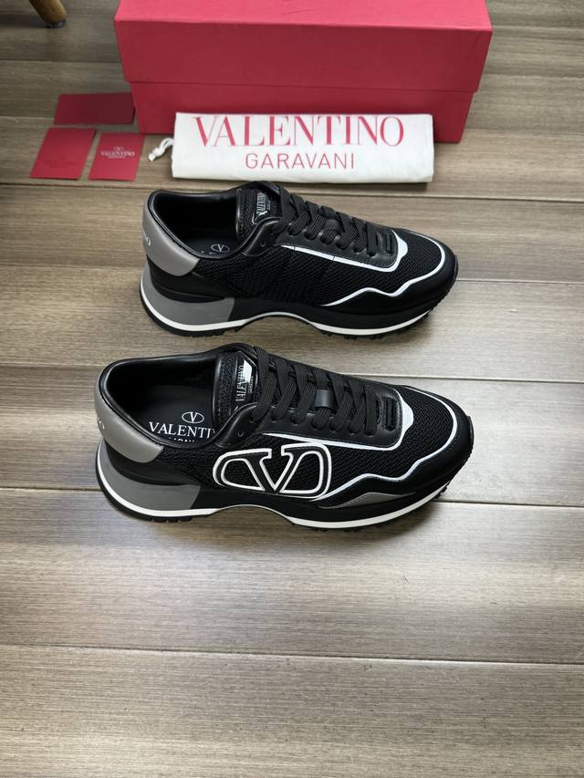 Valentino 华伦天奴 -高端品质 原单 -鞋面：纳帕小牛皮、品牌镂网布匹、鞋身车缝品牌塑胶logo图腾、后跟丝印品牌logo -内里：混种羊皮，垫脚；水