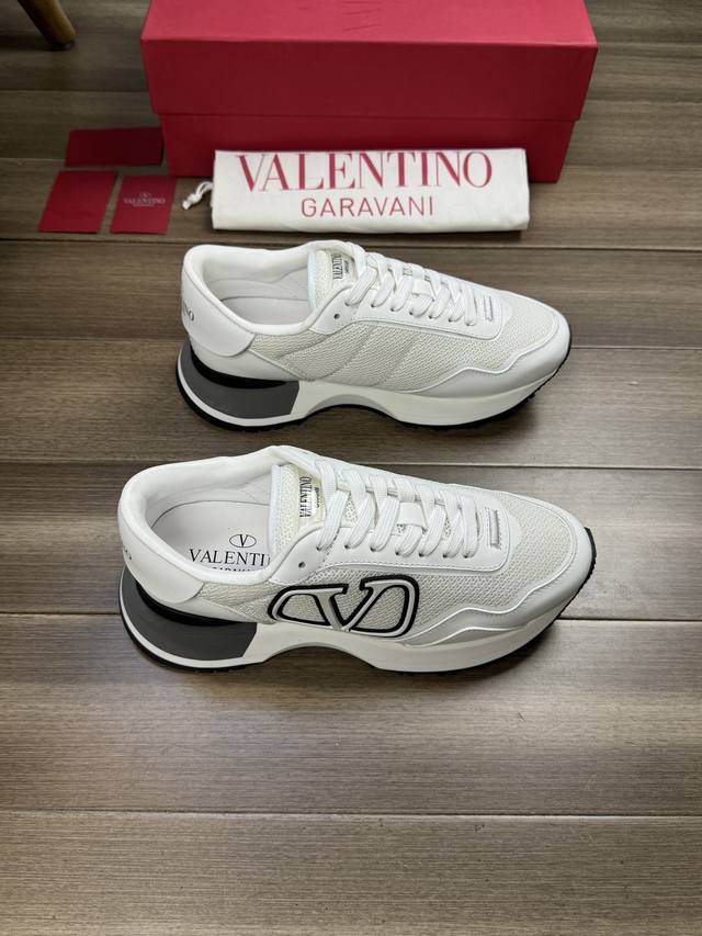 Valentino 华伦天奴 -高端品质 原单 -鞋面：纳帕小牛皮、品牌镂网布匹、鞋身车缝品牌塑胶logo图腾、后跟丝印品牌logo -内里：混种羊皮，垫脚；水