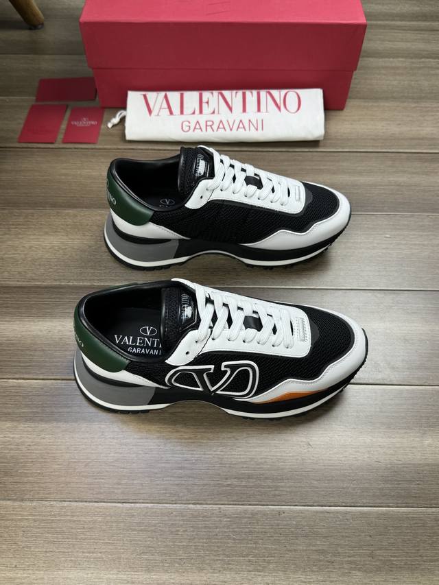 Valentino 华伦天奴 -高端品质 原单 -鞋面：纳帕小牛皮、品牌镂网布匹、鞋身车缝品牌塑胶logo图腾、后跟丝印品牌logo -内里：混种羊皮，垫脚；水