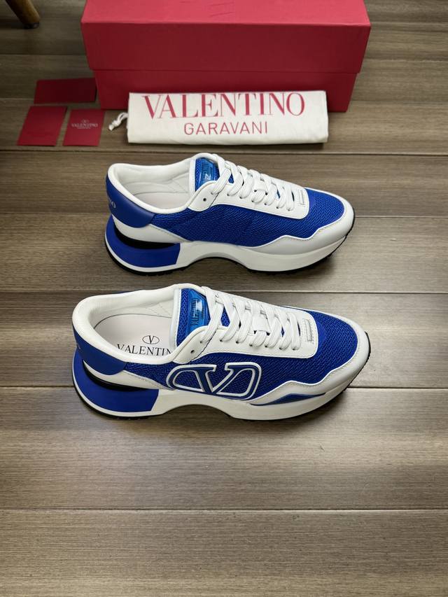 Valentino 华伦天奴 -高端品质 原单 -鞋面：纳帕小牛皮、品牌镂网布匹、鞋身车缝品牌塑胶logo图腾、后跟丝印品牌logo -内里：混种羊皮，垫脚；水