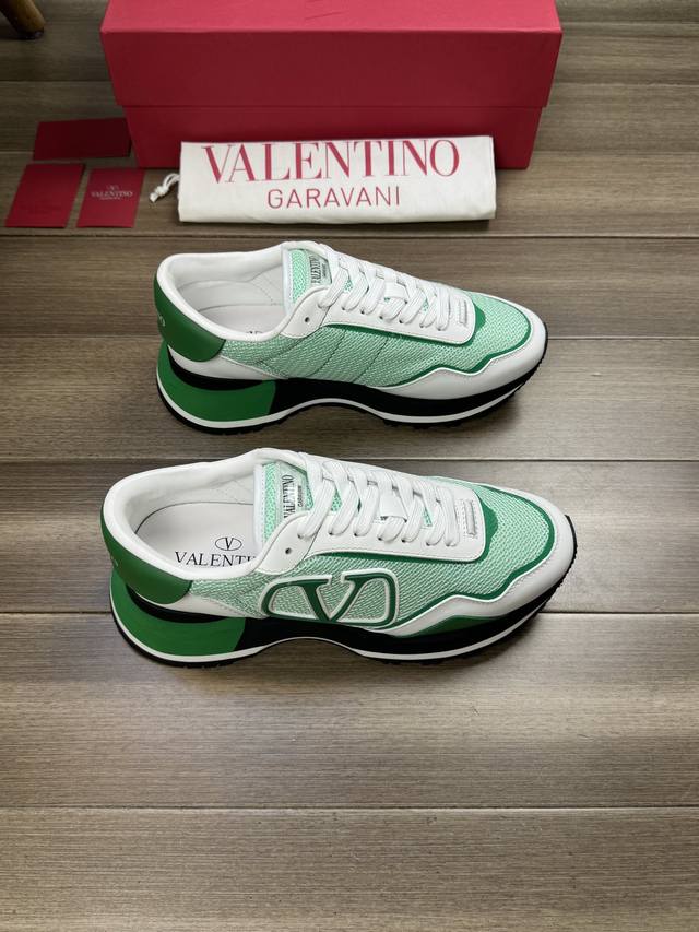 Valentino 华伦天奴 -高端品质 原单 -鞋面：纳帕小牛皮、品牌镂网布匹、鞋身车缝品牌塑胶logo图腾、后跟丝印品牌logo -内里：混种羊皮，垫脚；水