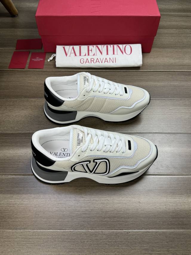 Valentino 华伦天奴 -高端品质 原单 -鞋面：纳帕小牛皮、品牌镂网布匹、鞋身车缝品牌塑胶logo图腾、后跟丝印品牌logo -内里：混种羊皮，垫脚；水