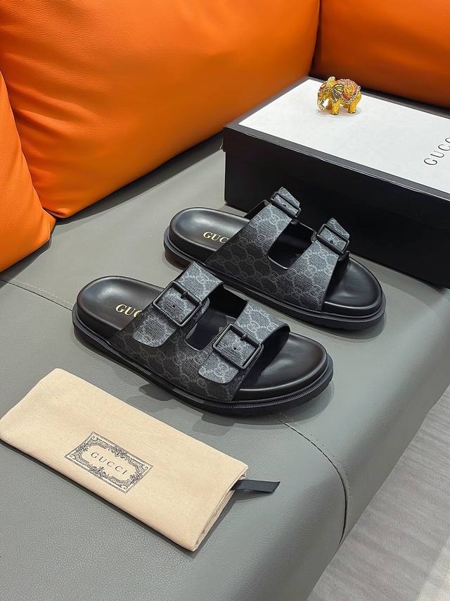 商品名称：Gucci 古驰 正规码数 38-44 拖鞋 商品材料：精选进口原版面料，原厂特供原版底。