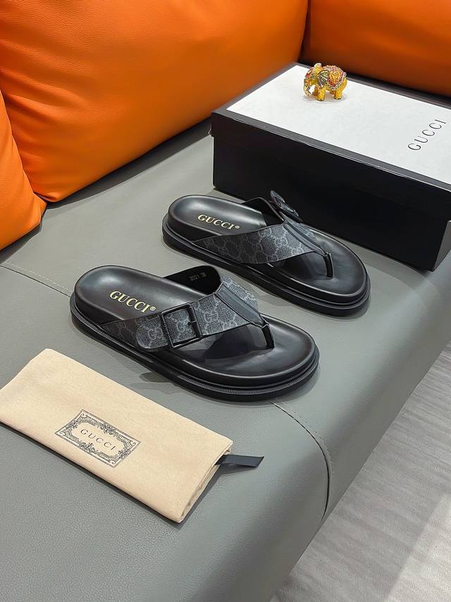 商品名称：Gucci 古驰 正规码数 38-44 拖鞋 商品材料：精选进口原版面料，原厂特供原版底。