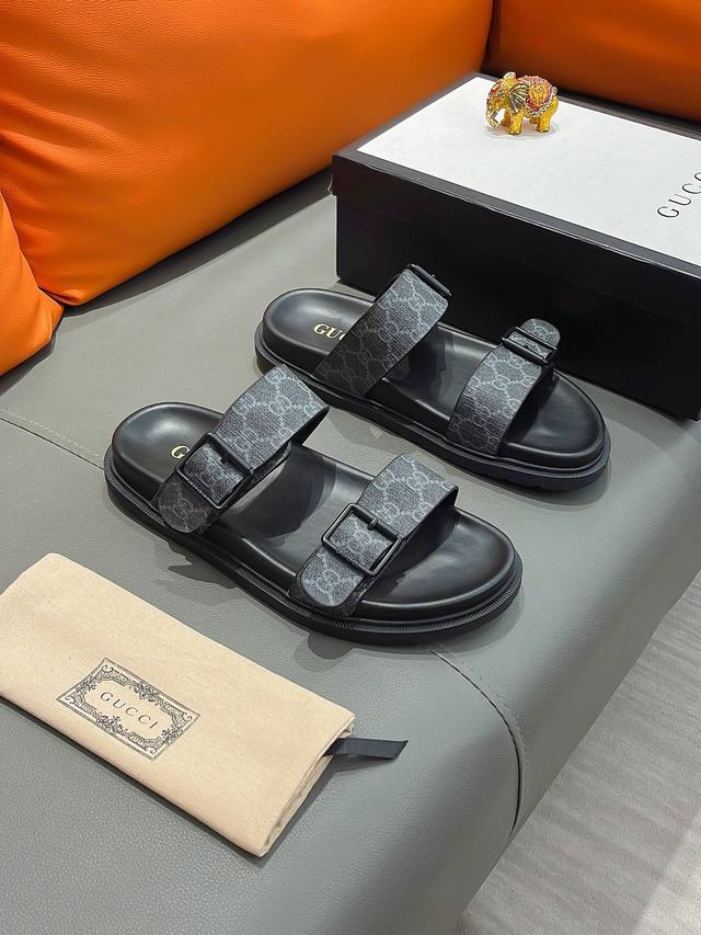 商品名称：Gucci 古驰 正规码数 38-44 拖鞋 商品材料：精选进口原版面料，原厂特供原版底。