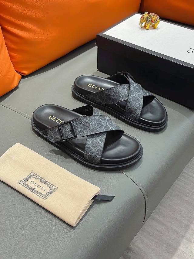 商品名称：Gucci 古驰 正规码数 38-44 拖鞋 商品材料：精选进口原版面料，原厂特供原版底。