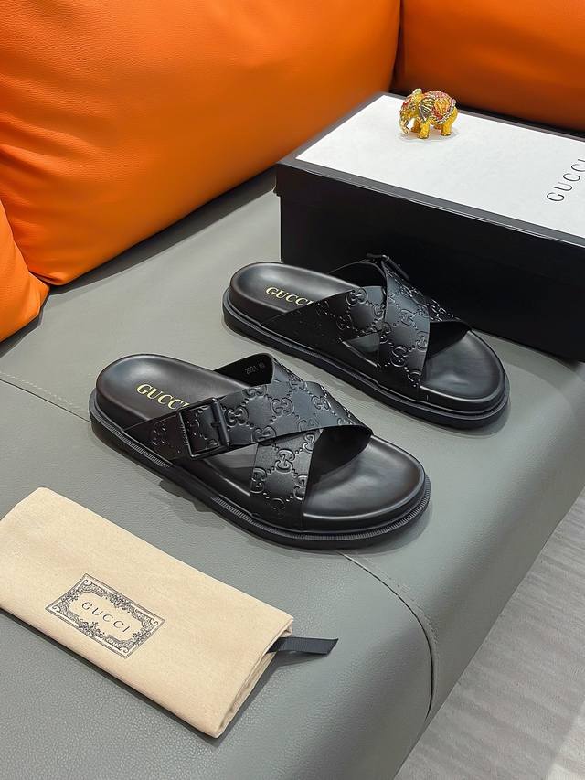 商品名称：Gucci 古驰 正规码数 38-44 拖鞋 商品材料：精选进口原版面料，原厂特供原版底。