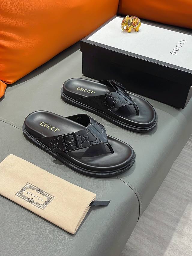 商品名称：Gucci 古驰 正规码数 38-44 拖鞋 商品材料：精选进口原版面料，原厂特供原版底。