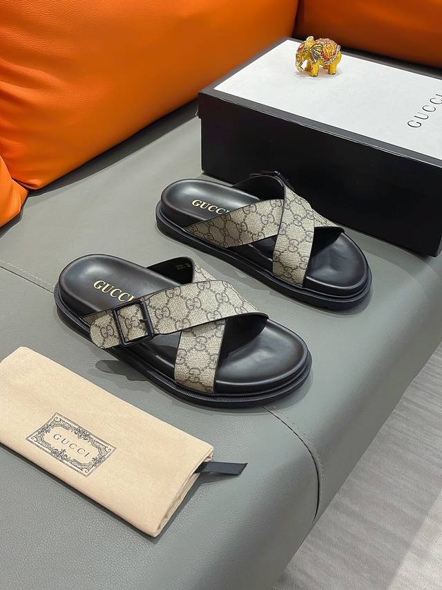 商品名称：Gucci 古驰 正规码数 38-44 拖鞋 商品材料：精选进口原版面料，原厂特供原版底。