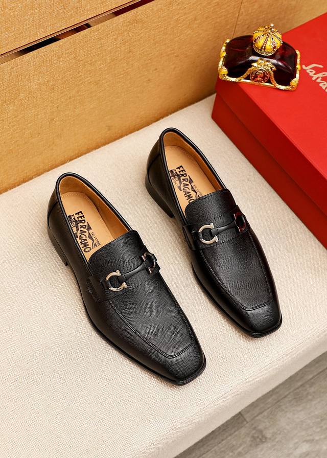 商品商标：Ferragamo 菲拉格慕 休闲皮鞋 正码码数 38-44 45.46订制 商品材料：精选 进口头层十字纹牛皮鞋面+原版五金扣，进口水染牛皮内里。强