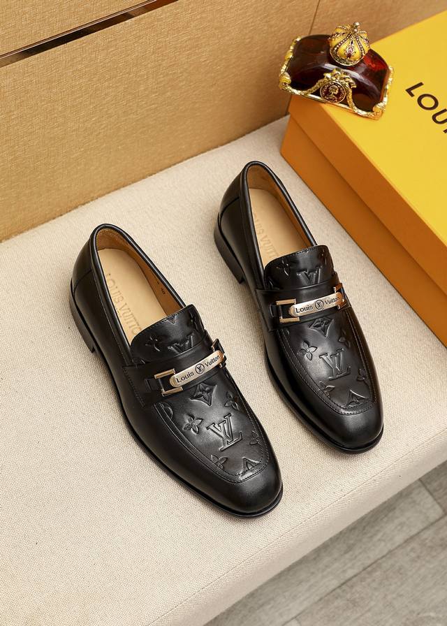 商品商标：Louis Vuitton 路易威登 休闲皮鞋 正码码数 38-44 45.46.47订制 商品材料：精选 进口头层牛皮压花鞋面+奢华五金扣，进口头层