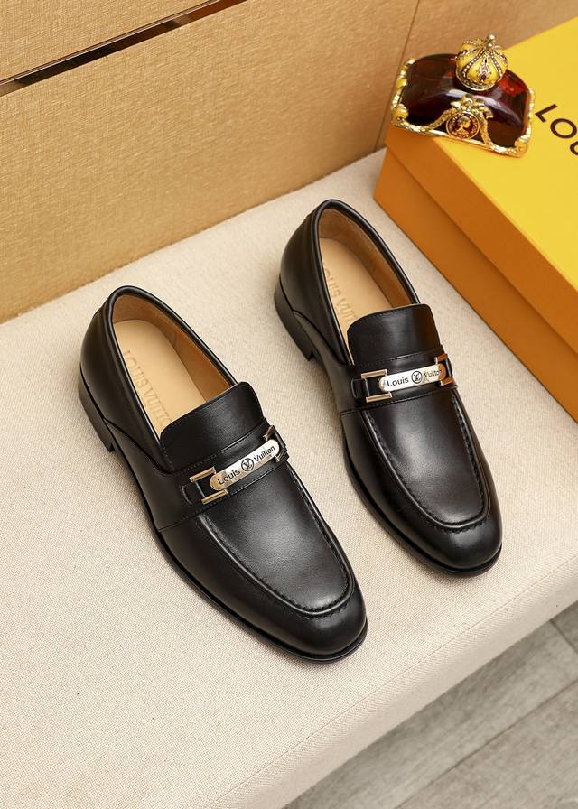 商品商标：Louis Vuitton 路易威登 休闲皮鞋 正码码数 38-44 45.46.47订制 商品材料：精选 进口头层牛皮鞋面+奢华五金扣，进口头层牛皮