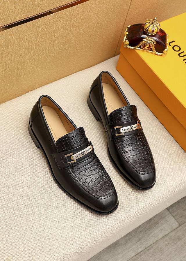 商品商标：Louis Vuitton 路易威登 休闲皮鞋 正码码数 38-44 45.46.47订制 商品材料：精选 进口头层牛皮压花鞋面+奢华五金扣，进口头层