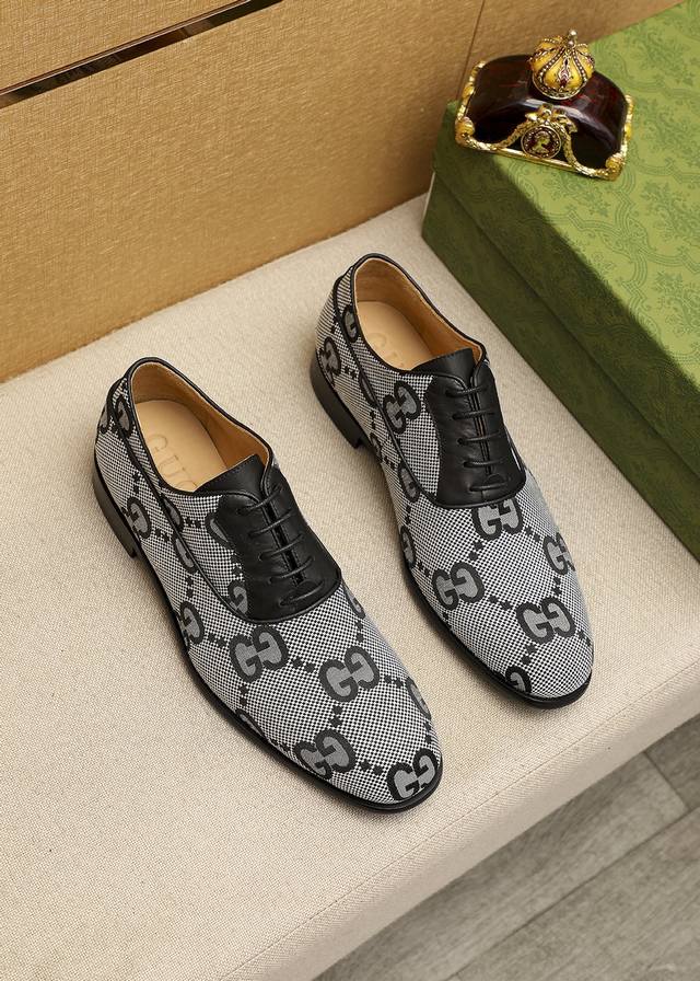 商品商标：Gucci 古驰 商务皮鞋 正码码数 38-44 45.46.47订制 商品材料：精选 进口头层布料鞋面，进口牛皮内里。强烈立体视觉效果，组合大底 颜