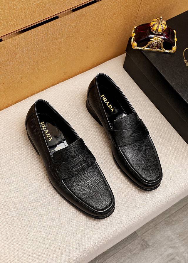 商品商标：Prada 普拉达 休闲皮鞋 正码码数 38-44 45订制 商品材料：精选 进口头层荔枝纹牛皮鞋面，进口水染牛皮内里。强烈立体视觉效果，原版大底 颜