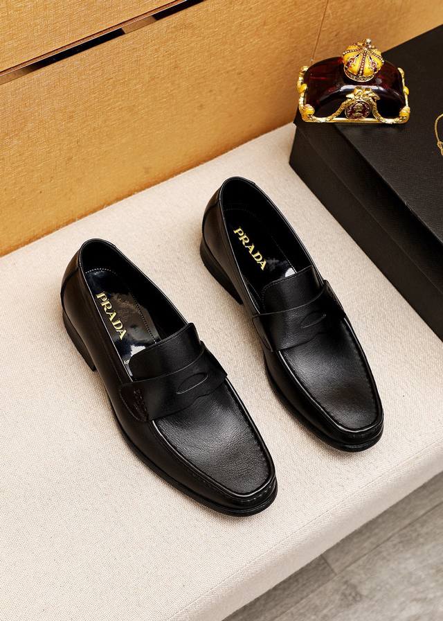 商品商标：Prada 普拉达 休闲皮鞋 正码码数 38-44 45订制 商品材料：精选 进口头层小牛皮鞋面，进口水染牛皮内里。强烈立体视觉效果，原版大底 颜 色