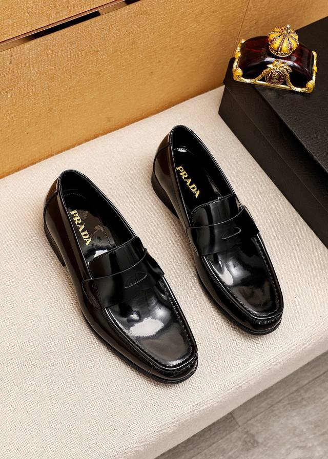 商品商标：Prada 普拉达 休闲皮鞋 正码码数 38-44 45订制 商品材料：精选 进口头层开边珠牛皮鞋面，进口水染牛皮内里。强烈立体视觉效果，原版大底 颜