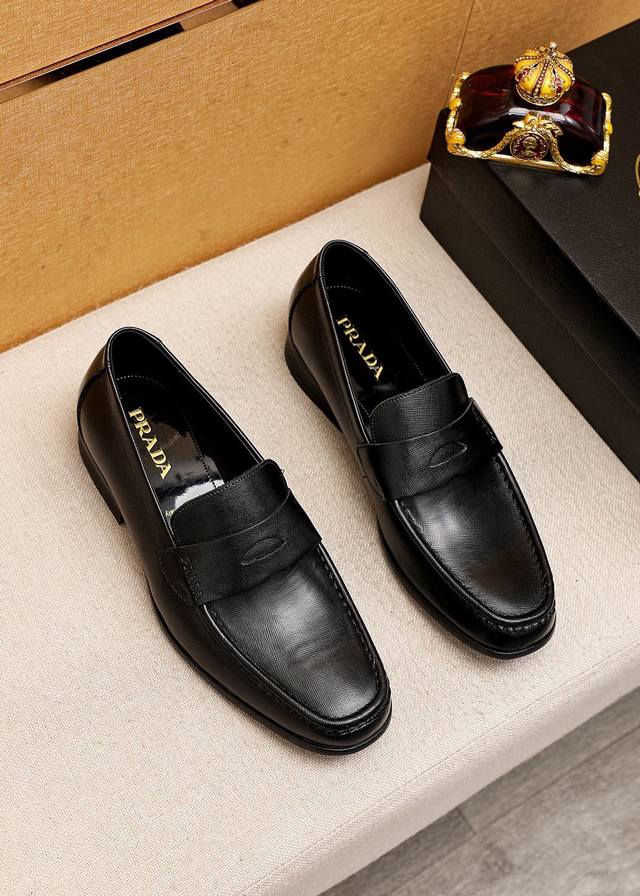 商品商标：Prada 普拉达 休闲皮鞋 正码码数 38-44 45订制 商品材料：精选 进口头层十字纹牛皮鞋面，进口水染牛皮内里。强烈立体视觉效果，原版大底 颜