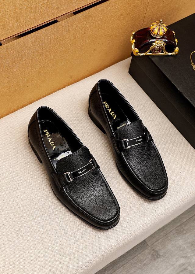 商品商标：Prada 普拉达 休闲皮鞋 正码码数 38-44 45订制 商品材料：精选 进口头层荔枝纹牛皮鞋面+原版五金扣，进口水染牛皮内里。强烈立体视觉效果，