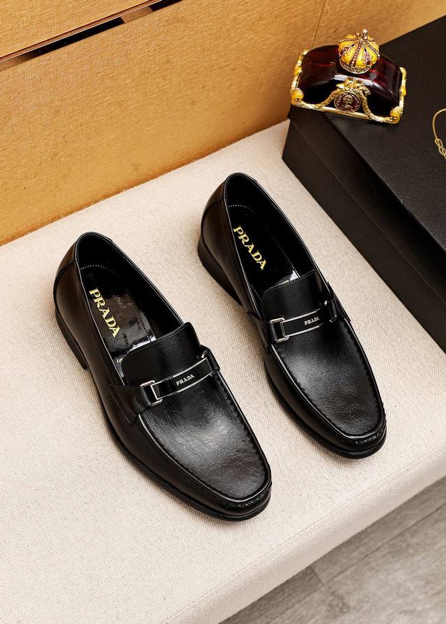 商品商标：Prada 普拉达 休闲皮鞋 正码码数 38-44 45订制 商品材料：精选 进口头层小牛皮鞋面+原版五金扣，进口水染牛皮内里。强烈立体视觉效果，原版