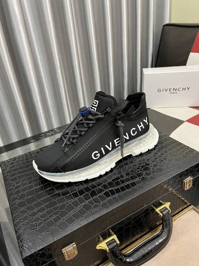 出厂价 Givenchy*纪梵希新款气垫高帮袜子鞋. 面料选用进口原版硬挺的针织弹力布料，久穿不易变形，鞋底增高舒适又百搭,原版组合气垫大底减震舒适 Size：