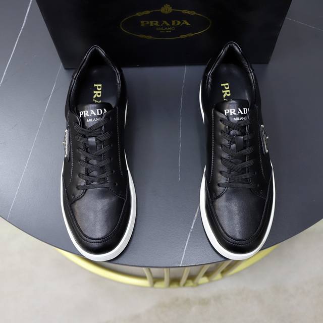 品牌：Prada 普拉达 标准码：男码38–44 45可定制 等级 原单品质 材料：原版牛皮面 羊皮内里 原版特供大底 款式类别：男士时尚休闲运动板鞋 尊贵奢侈