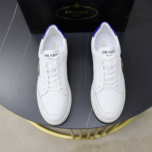 品牌：Prada 普拉达 标准码：男码38–44 45可定制 等级 原单品质 材料：原版牛皮面 羊皮内里 原版特供大底 款式类别：男士时尚休闲运动板鞋 尊贵奢侈