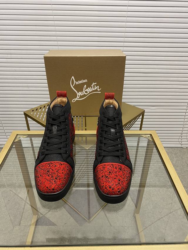 定做款。出厂价 。特殊材料christian Louboutin Cl红底鞋 专柜系列，情侣休闲板鞋 独家热款发布活动乳胶垫脚成品大底车线女35-40#男38#