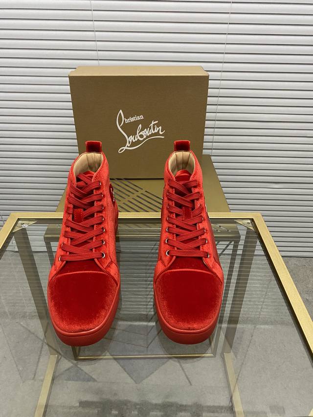 定做款 出厂价 。Christian Louboutin Cl红底鞋 专柜系列，情侣休闲板鞋 独家热款发布活动乳胶垫脚成品大底车线女35-40#男38#-46,