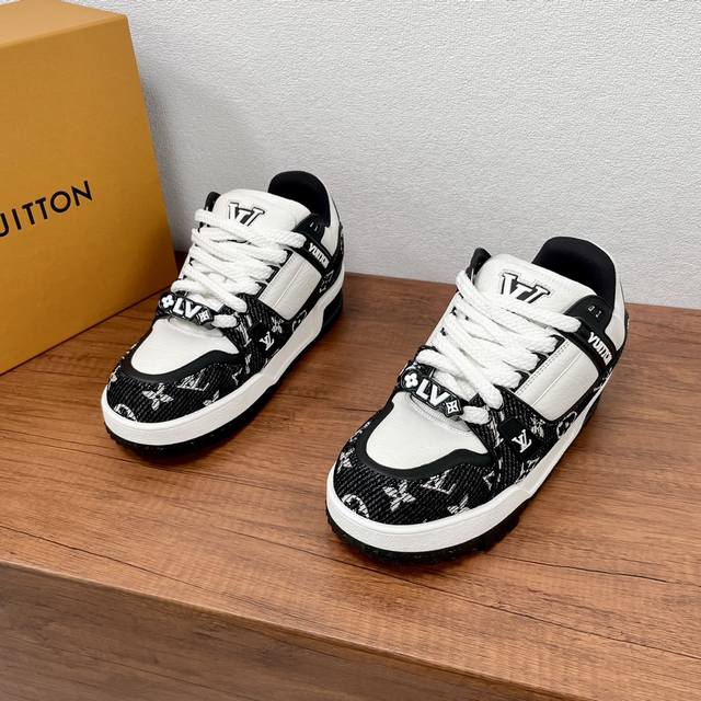 编码 Lv Trainer Maxi 男款运动鞋出货 本款 Lv Trainer Maxi 运动鞋糅合 Monogram 丹宁布和粒面牛皮革，将 Virgil