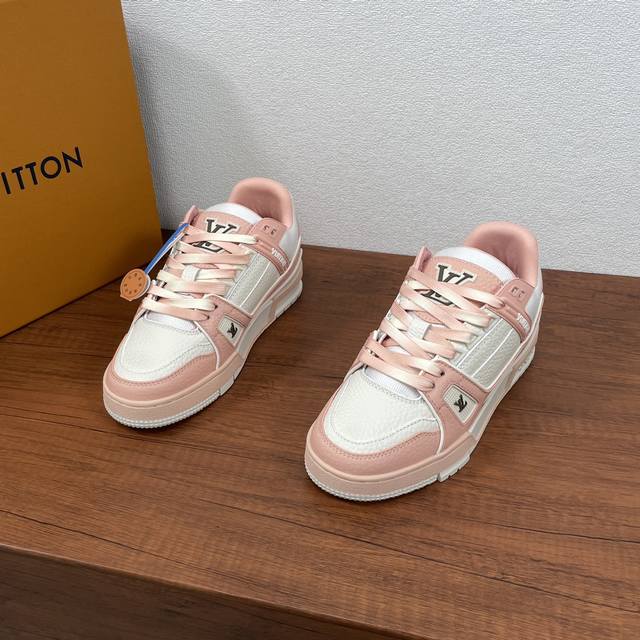 编码 新款lv Trainer 情侣款运动鞋出货 路易威登推出七夕版 Lv Trainer 运动鞋，为鞋面与渐变色彩鞋带渲染淡彩色调。柔软粒面牛皮革裁出鞋身，搭