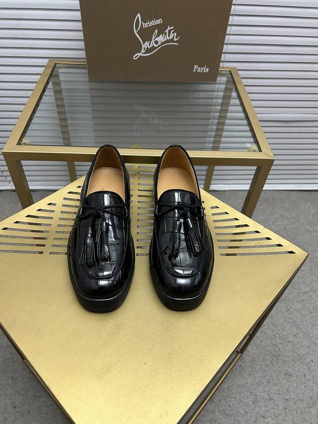 定做款 出厂价 。Christian Louboutin Cl红底鞋 专柜系列，情侣休闲板鞋 独家热款发布活动乳胶垫脚成品大底车线女35-40#男38#-46,