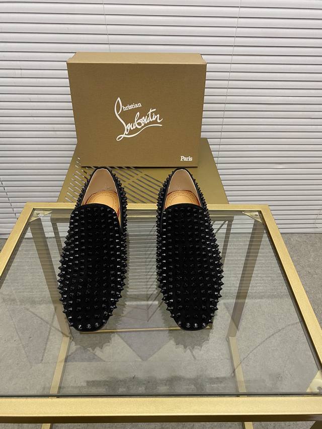 定做款。出厂价 。Christian Louboutin Cl红底鞋 专柜系列，情侣休闲板鞋 独家热款发布活动乳胶垫脚成品大底车线女35-40#男38#-46,