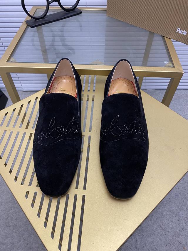 定做款。出厂价 。Christian Louboutin Cl红底鞋 专柜系列，休闲板鞋 独家热款发布活动乳胶垫脚成品大底车线女35-40#男38#-46,全球