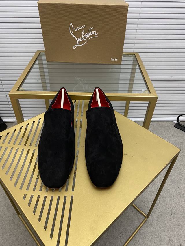 定做款 出厂价 。Christian Louboutin Cl红底鞋 专柜系列，情侣休闲板鞋 独家热款发布活动乳胶垫脚成品大底车线女35-40#男38#-46,