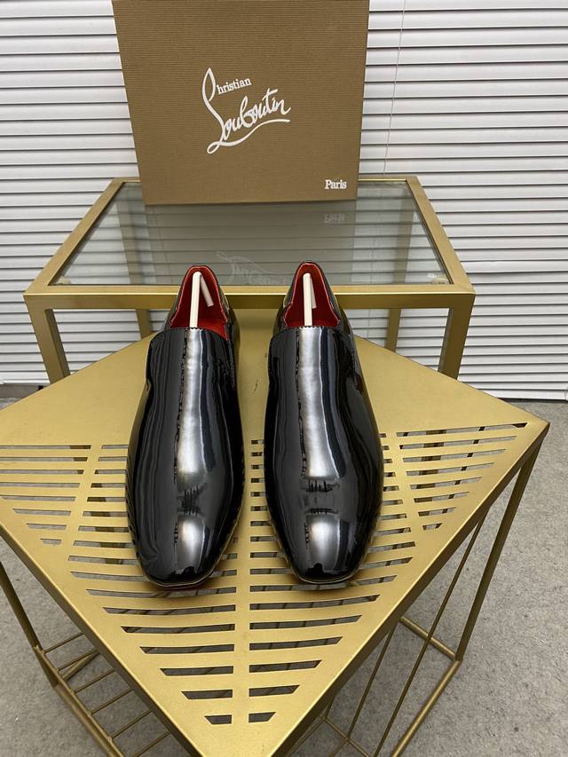 定做款 出厂价 。Christian Louboutin Cl红底鞋 专柜系列，情侣休闲板鞋 独家热款发布活动乳胶垫脚成品大底车线女35-40#男38#-46,