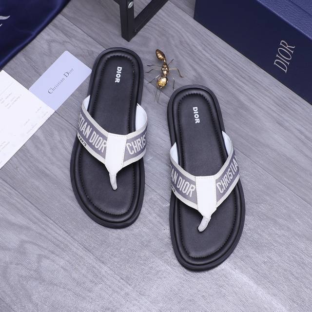 商品商标：Dior 迪奥 拖鞋 正码码数 38-45 商品材料：精选印花透气鞋面 脚底皮里 橡胶大底